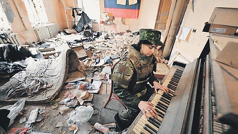 Находясь под чужим вилянием